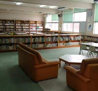 敷津小学校の図書室。本が探しにくいため電子化を検討している。「ヒト・モノ・カネ」の調達の面倒さに、なかなか前に進めない。子どもが「本と出会える場所」にしたいと考えている