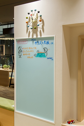 「住ムフムラボ」（大阪市北区、グランフロント大阪4F）内に展示されるガラス製の「ドラフトウォール」。きれいな色味が人気という