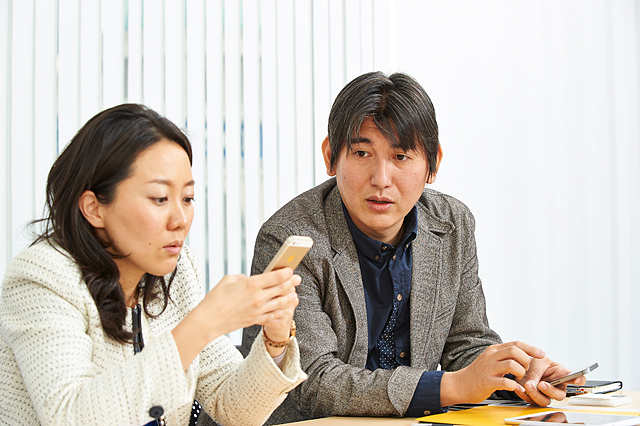 美崎栄一郎さん（写真右）にiPhone活用術を教わる、DUAL編集部の小田舞子記者（左）