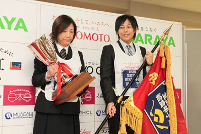 優勝した東京都文京区立青柳小学校。右側が学校栄養職員の松丸奨先生