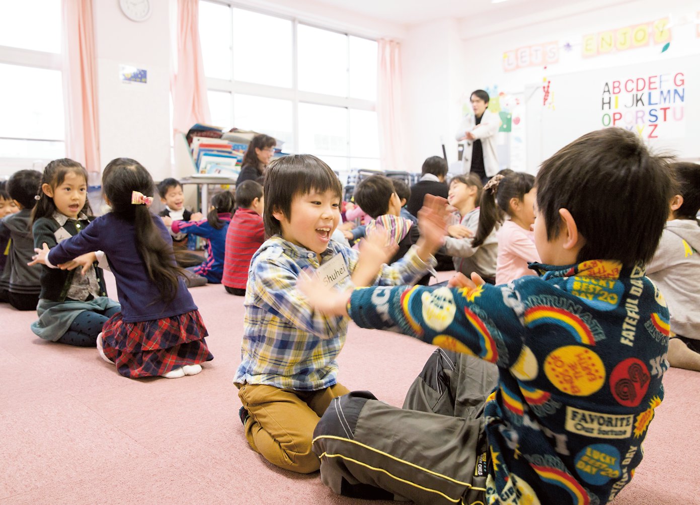 子ども同士が向き合い、手遊びをしながら英語でゲーム。

