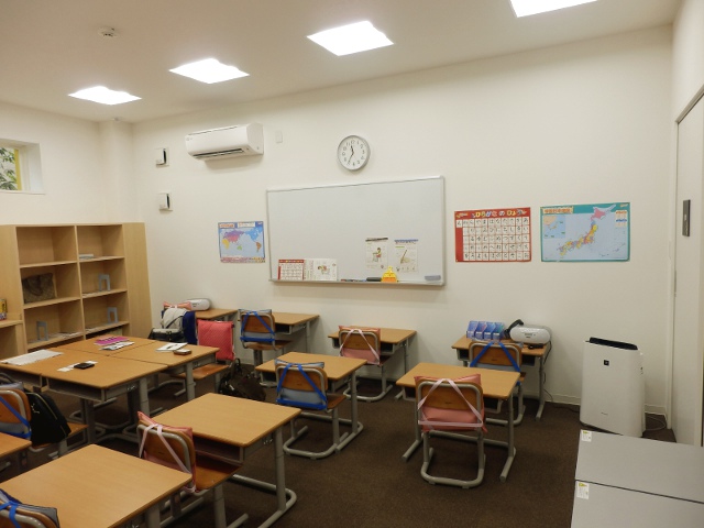 4月にオープンした小田急こどもみらいクラブ 経堂の教室。子どもたちは学校の宿題やサピックスの通信教育教材に取り組む