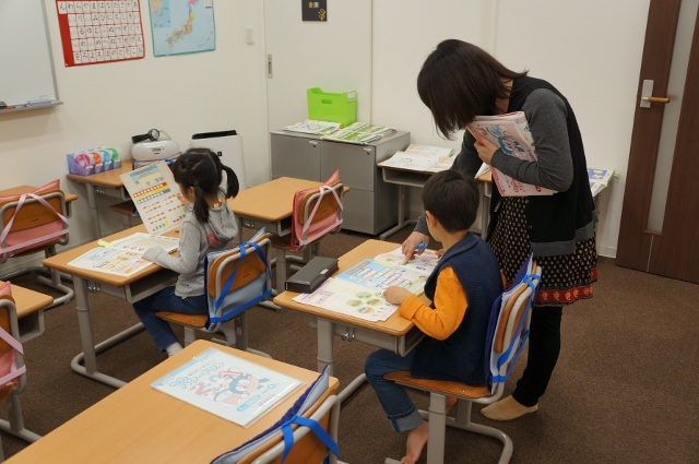 子どもたちが学習する教室