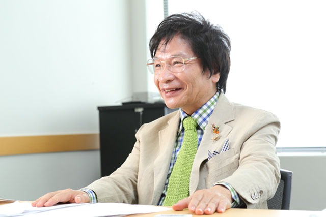 東京都港区で開催されたコールマンジャパンの「家族キャンプ」セミナーの後、インタビューに答える尾木直樹さん
