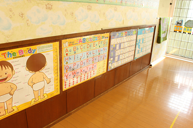 教室の壁には、アルファベットやカタカナ、ひらがなの表なども張ってあり、子どもたちの目に自然と入るように配慮されていた