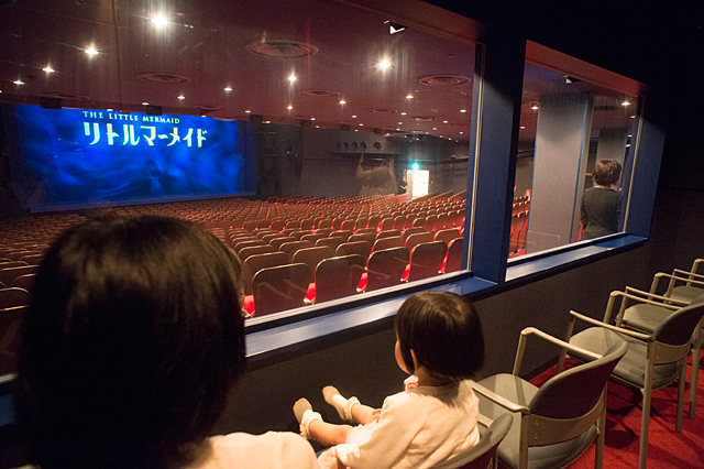 四季劇場「夏」の親子観劇室。ガラス面が広く舞台もよく見える