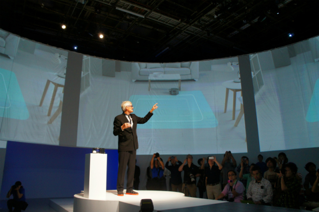 2014年9月4日に行われた「ダイソン 360 Eye」発表会の模様。中央に立つのがダイソン創業者のジェームズ・ダイソン氏