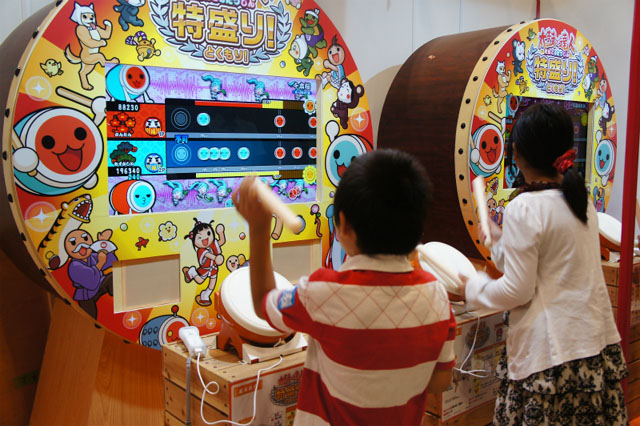 「太鼓の達人 特盛り！」（Wii U版）のコーナー。子どもたちはゲームに夢中だった