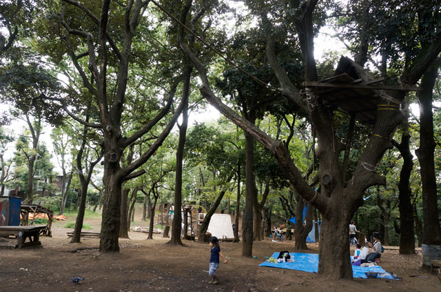 「冒険遊び場」は自然たっぷりの公園の中に設置される