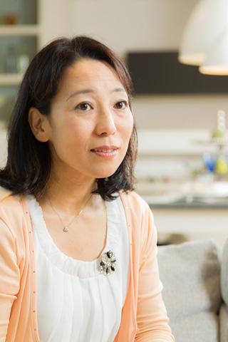 積水ハウス総合住宅研究所の河崎由美子課長。キッチンも家族みんなで作業できる場所を確保するのが重要という