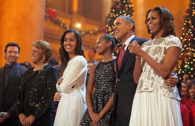 クリスマスの恒例慈善イベントに出席したオバマ大統領一家。仲の良さが伝わってくる（写真：代表撮影/UPI/アフロ）