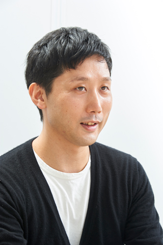 武蔵大学社会学部助教の田中俊之さん。専門は男性学、キャリア教育論。つい最近結婚したばかりの共働き夫だ