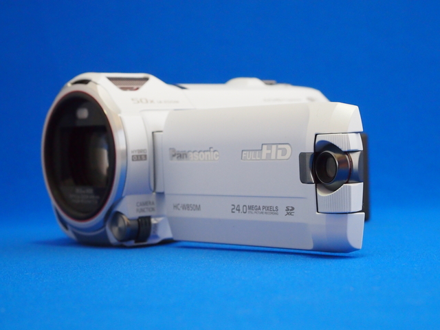 液晶モニター部分の端に2つめのサブカメラを備えているのが最大の特徴