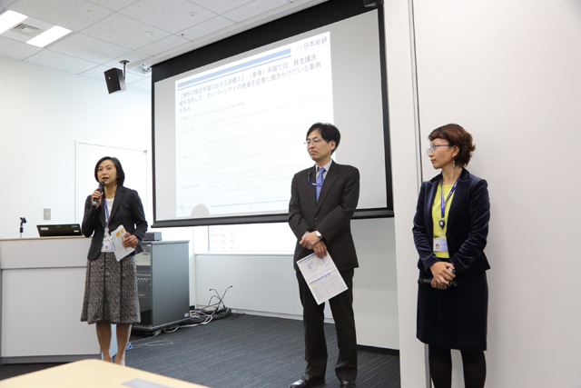 【質疑の応答者】小島明子さん　ESGアナリスト、山田久さん　調査部長（写真中央）、池本美香さん　主任研究員（写真左）、小崎亜依子さん　マネジャー（写真右）