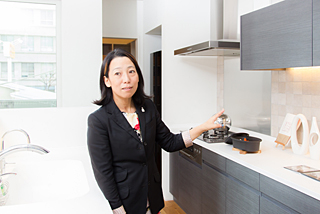 積水ハウス総合住宅研究所の河崎由美子課長。「30代の夫婦は一緒に食事をつくることが多い」と話す