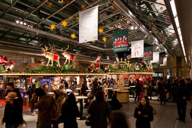 多くの屋台や人で賑わう。六本木ヒルズクリスマスマーケット,2013