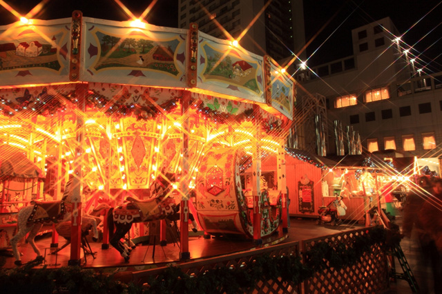 メリーゴーランドが設置されているところもある。ドイツ・クリスマスマーケット大阪,2013