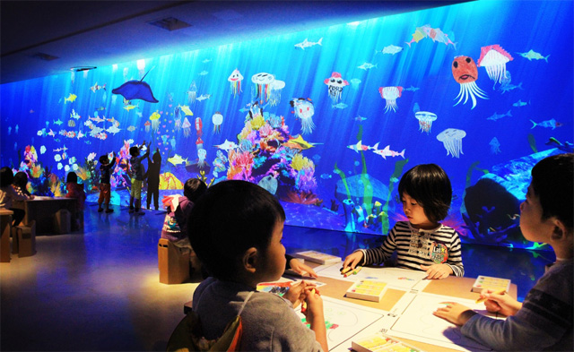 大きなスクリーンで自分の描いた魚が泳ぐ「お絵かき水族館」チームラボ, 2013