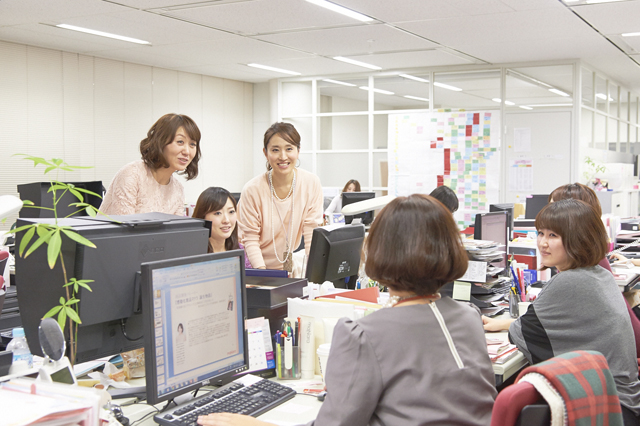 岩崎裕美子社長（一番左）は、女性が結婚や出産など経てライフスタイルが変わっても一生働ける組織作りに励んできた