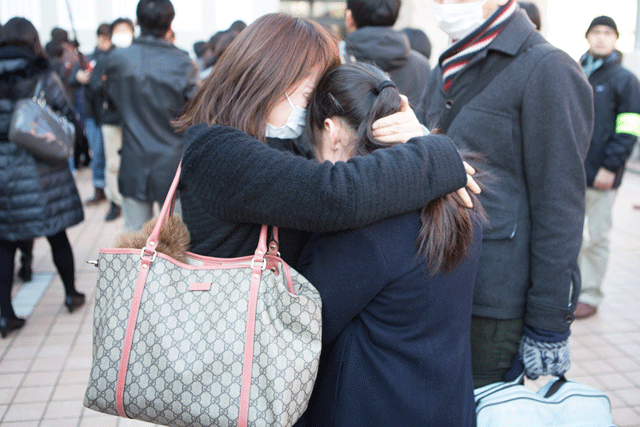 2015年2月、合格者が発表になった直後の桜蔭で、合格を知って抱き合う母娘