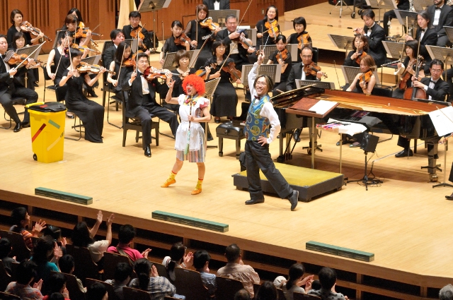 今回のファミリーコンサートにはピエロが登場して、宮川さんの演奏にいろいろないたずらを仕掛ける趣向も（写真は2014年のファミリーコンサート　写真／堀田力丸）