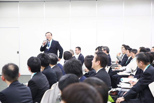イトーヨーカ堂・戸井社長が自分自身を振り返り、「グループ全体で変わっていこう」という強い言葉に、参加者達も笑顔に