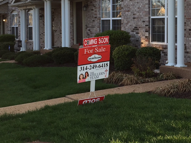 暖かくなると住宅街に「House for Sale」のサインが見られるようになります