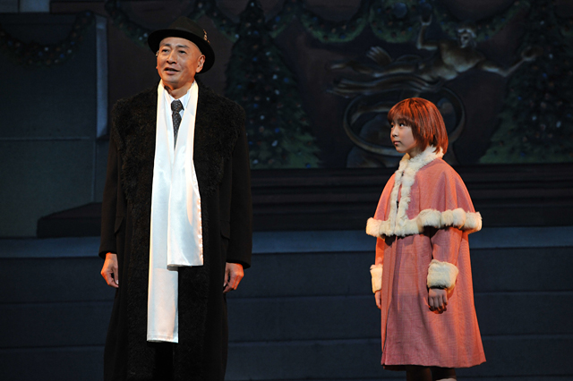 昨年に続きウォーバックスは三田村邦彦さんが演じています　Annie2014(C)NTV