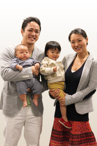 一般社団法人Earth Companyの共同創設者・濱川知宏さんと明日香さん夫妻。お子さんは左から禅ちゃん、響ちゃん