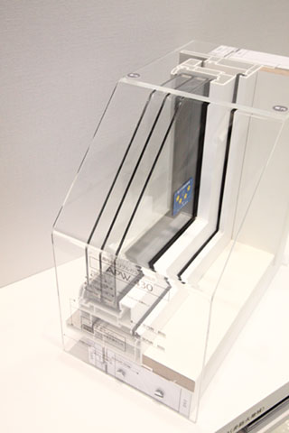 樹脂フレームに3枚ガラスを組み込んだ「トリプルガラス樹脂窓」は複層ガラスよりさらに断熱性能が高い
