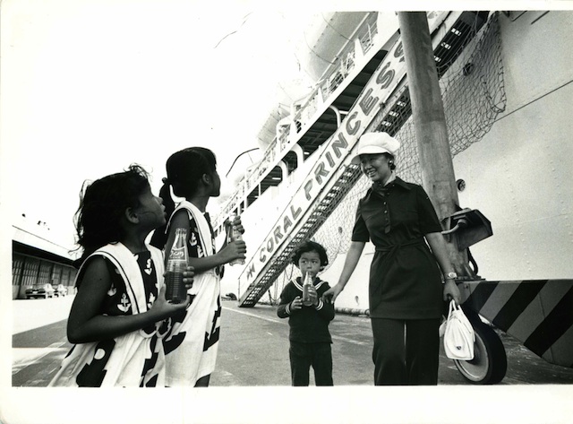 1972年、洋上研修船CORAL PRINCESS号の前で家族と。4歳のローランド少年の水兵服姿が愛らしい
