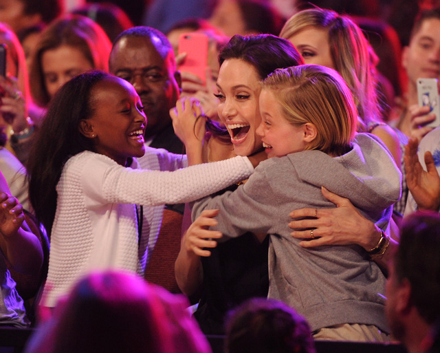 「キッズ・チョイス・アワード」で受賞の瞬間、ザハラ、シャイロと抱き合うアンジェリーナ。2015年3月（写真：REX FEATURES/アフロ）