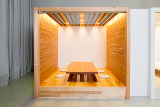 実験に使われた実験ルームは、実験後、積水ハウス総合住宅研究所（京都府木津川市）に移築された。写真は天井、テーブルを木質の材料で仕上げた「木の部屋」