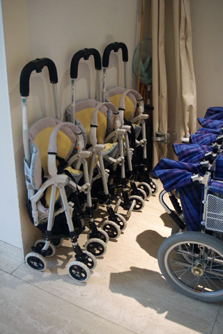 館内用ベビーカーや車椅子の貸し出しがあり、年代を問わず歓迎されていると実感できる