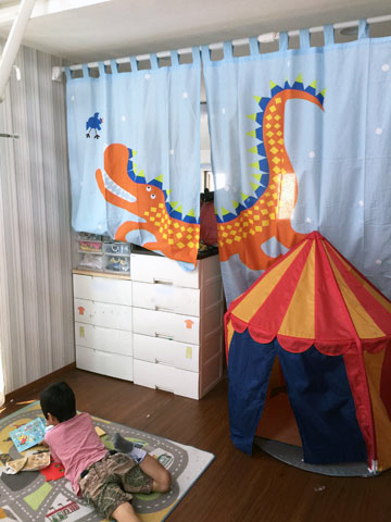 間仕切りにカーテンと、おもちゃのテントを活用。子どもたちにも大好評