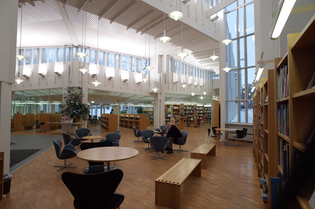 図書館の内部。天井が高く、窓も大きくとってあり開放的な雰囲気

