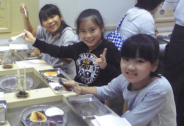千葉県野田市のキッコーマン「もの知りしょうゆ館」を見学。館内の「まめカフェ」ではせんべい焼き体験ができる
