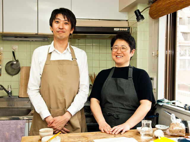 料理研究家の本田明子さん（右）と共働きなのに料理を一切しない夫ライター代表の大山くまお