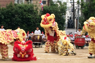大阪中華学校の体育祭には、敷津小校長として来賓で招かれる。今年も、台湾の伝統芸能である獅子舞に、汗だくで取り組む子ども達に感激した。敷津小とは、授業や行事を通じて交流がある。
