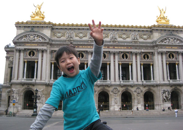 息子7歳の時、フランスのオペラ座前で。小学生になると長距離の移動も格段に楽になる