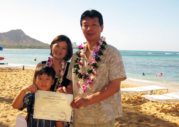 ハワイにて。夫婦が再び愛を誓うセレモニー「バウリニューアル」を経験