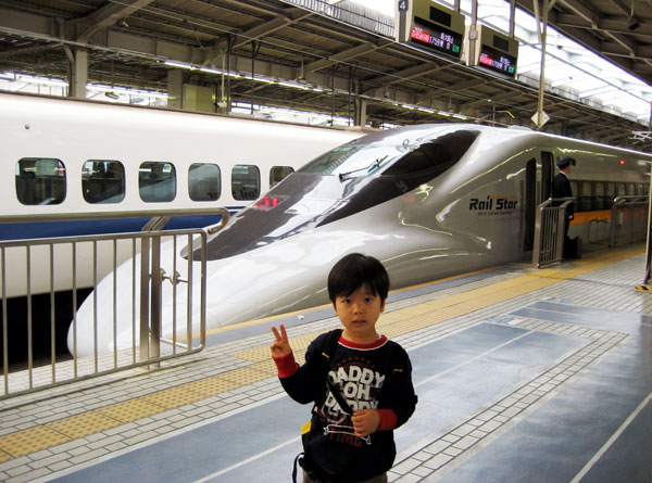 息子が5歳になる少し前、新幹線の前で。これくらい大きくなると膝上はつらい