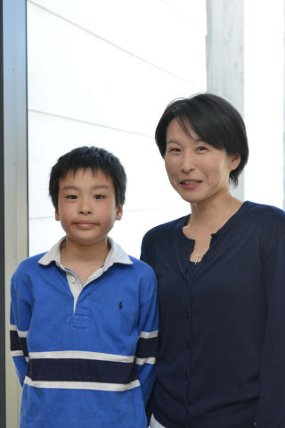 大学院で研究しながら翻訳等の仕事をする吉朝 加奈さんと、小学5年生の和樹君