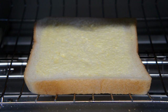バターを塗った食パンを入れて……