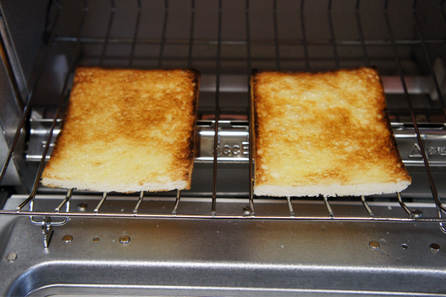 トーストモードで2分焼いたが、サンドイッチ用の12枚切りは薄過ぎたためか、少し焦げてしまった