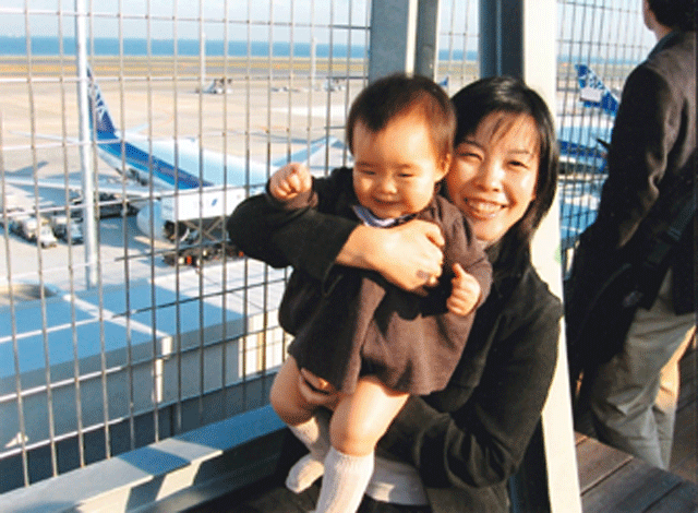 育休中の槙田さんとお子さん（1歳くらいのころ）。羽田空港にて

