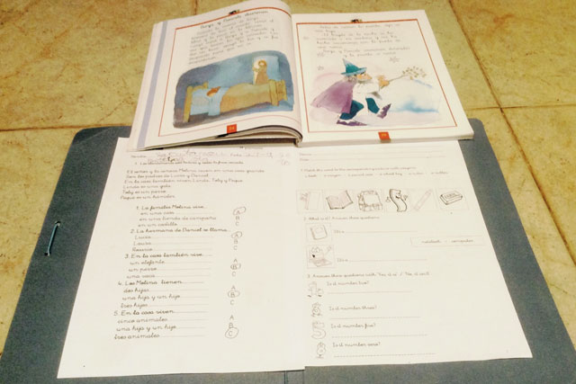 小学1年生の息子の宿題は、毎日、スペイン語と英語のライティングを1枚ずつと、スペイン語か英語のリーディング3ページ