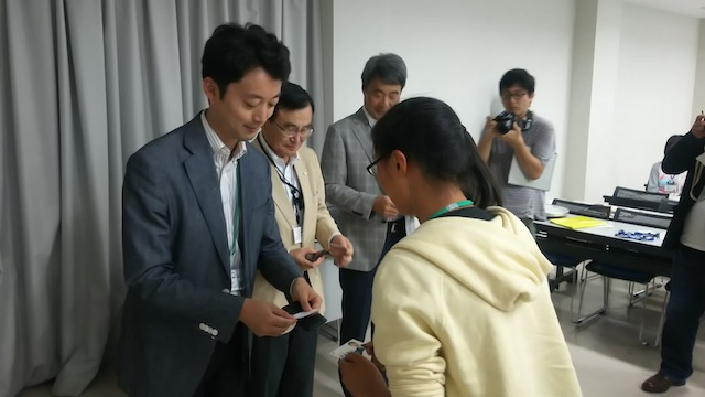初回には熊谷俊人千葉市長も登場。子ども達と名刺交換をした
