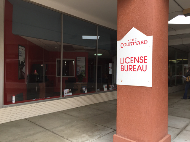 License Bureau　というのは、自動車免許の試験および発行をしてくれるお役所。商店街みたいなところに、突然あるのでちょっと場違いな気も