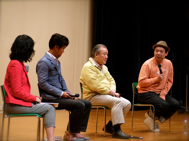 左から大葉ナナコさん、豪田トモさん、池川明さん、鈴木おさむさん
